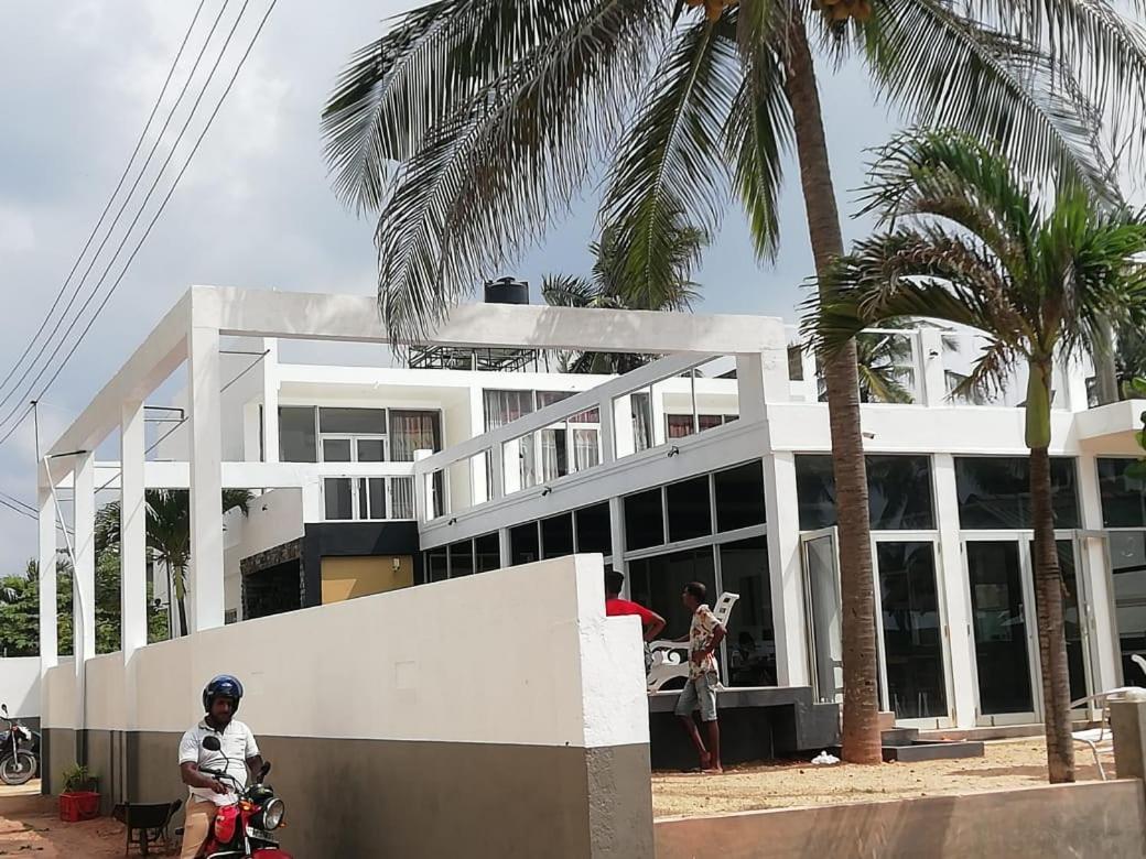 Saara Beach Hotel Marawila Eksteriør billede